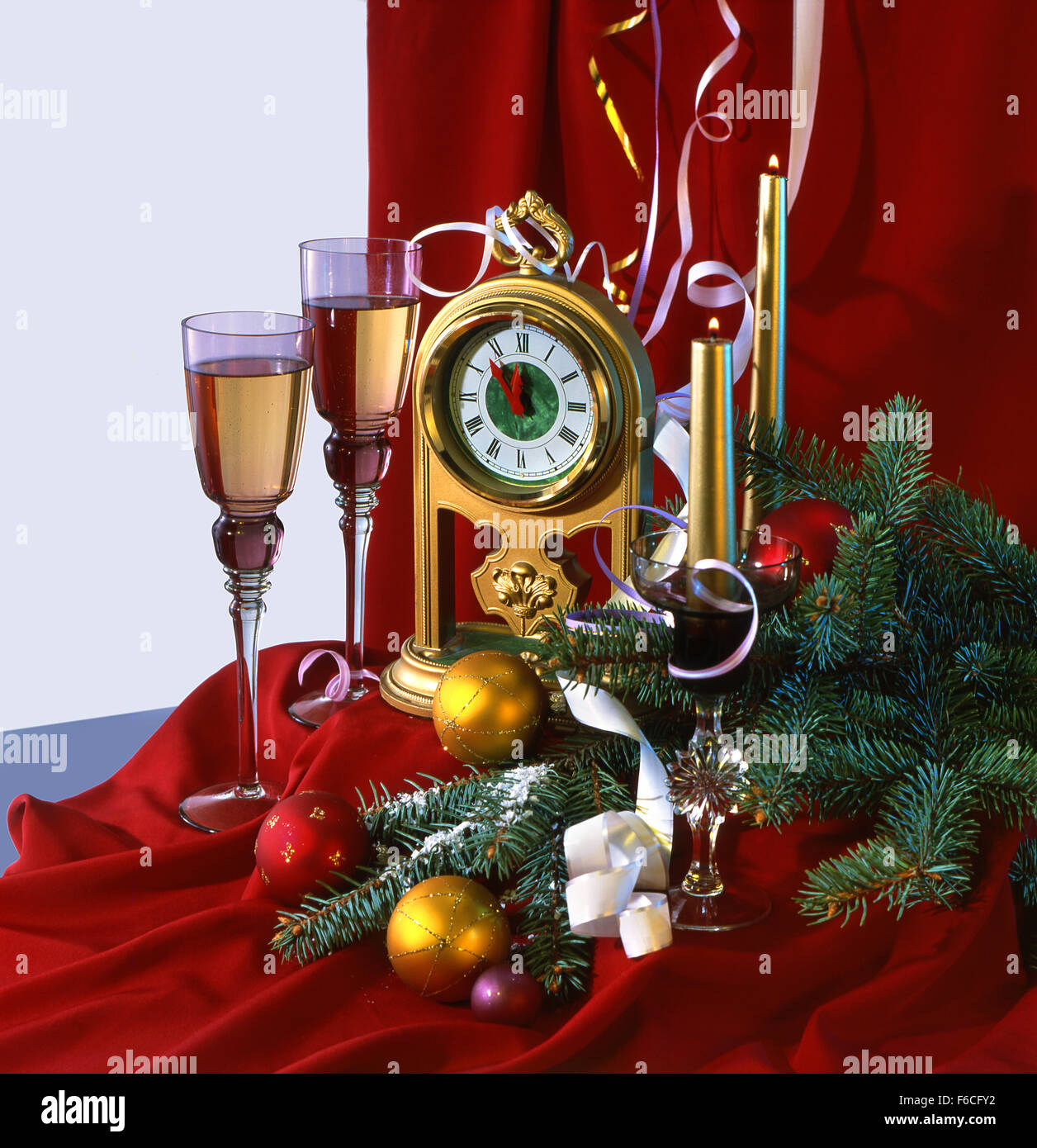 Festive Capodanno Natale ancora vita nei toni del rosso con ore in stile retrò e anche con due bicchieri di vino, Foto Stock