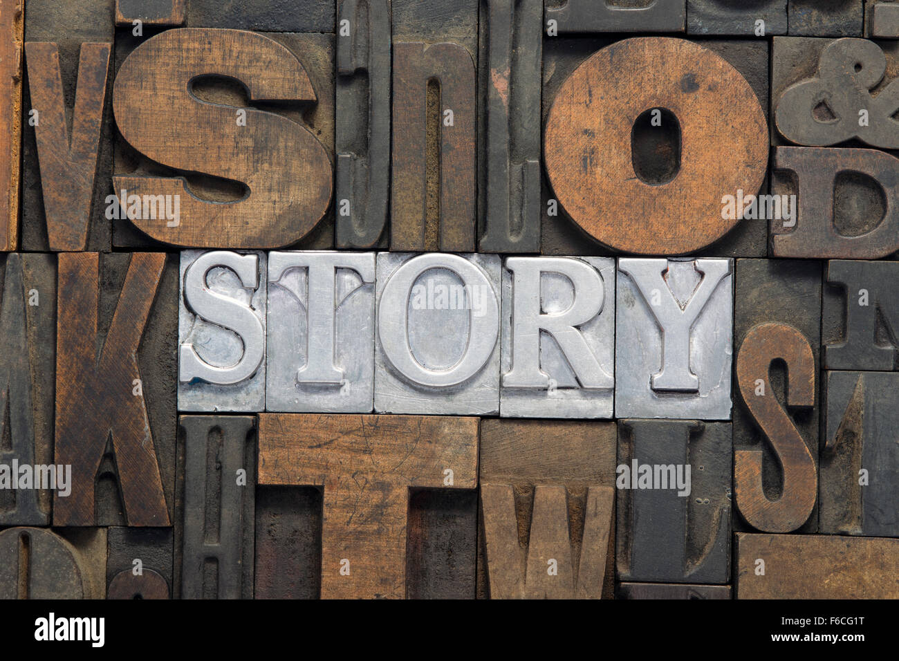 Storia parola fatta dalla stampa tipografica metallici isolati in un misto di lettere in legno Foto Stock