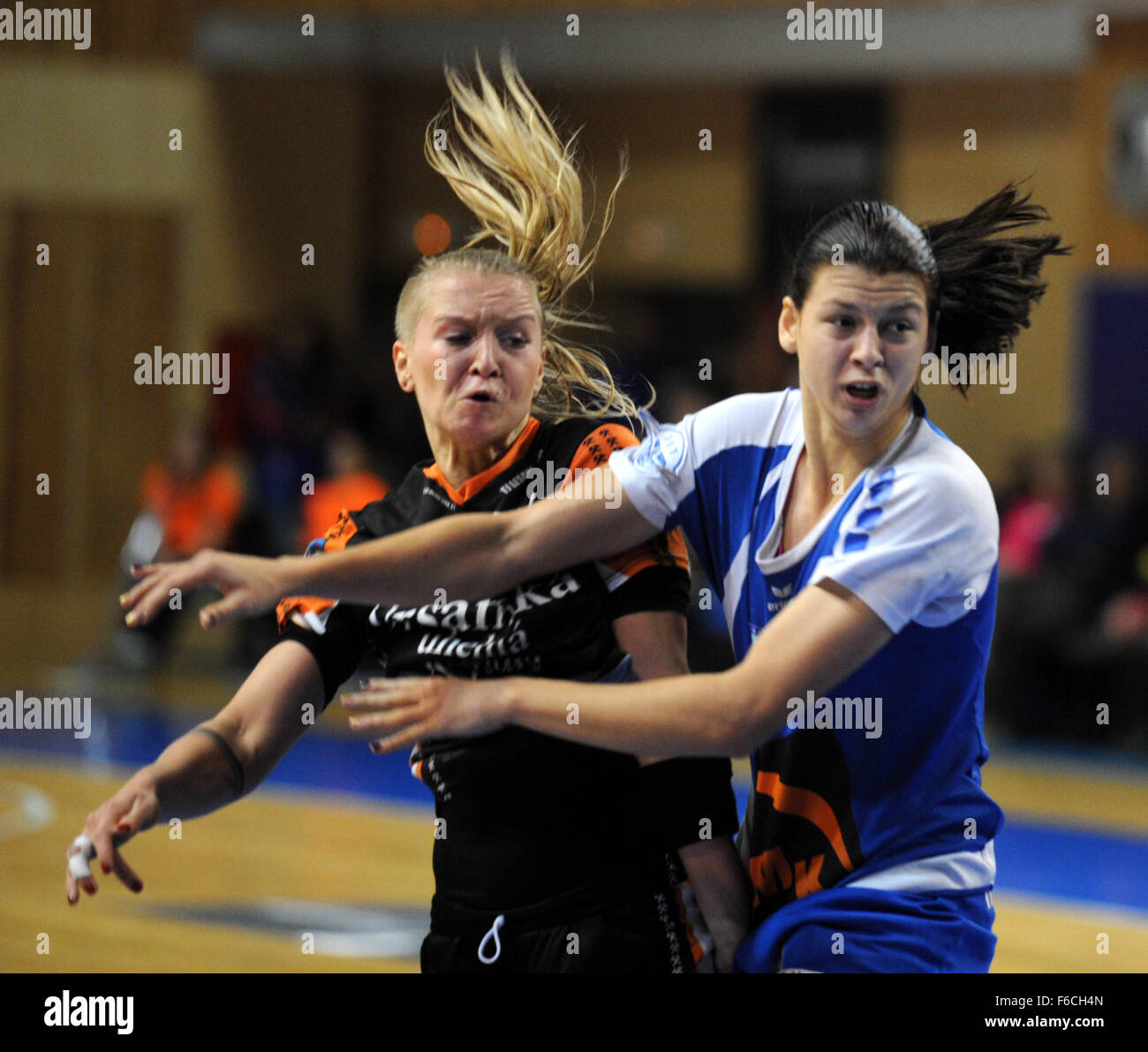 Petra Ruckova di Banik più a sinistra e Yulia Golikova di Volgograd Dinamo-Sinara in azione durante il terzo turno di EHF Coppa Europea di Donne match tra DHK Banik più e Dinamo-Sinara Volgograd nella maggior parte nella Repubblica ceca il 16 novembre 2015. (CTK foto/Libor Zavoral) Foto Stock