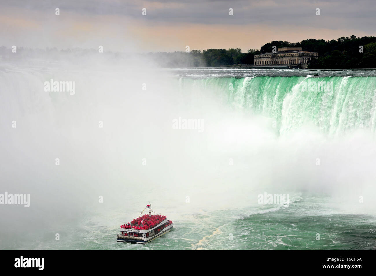 Un turista canadese imbarcazione si avvicinò al fondo delle cascate Horseshoe in Niagara Falls visto dal lato canadese. Foto Stock