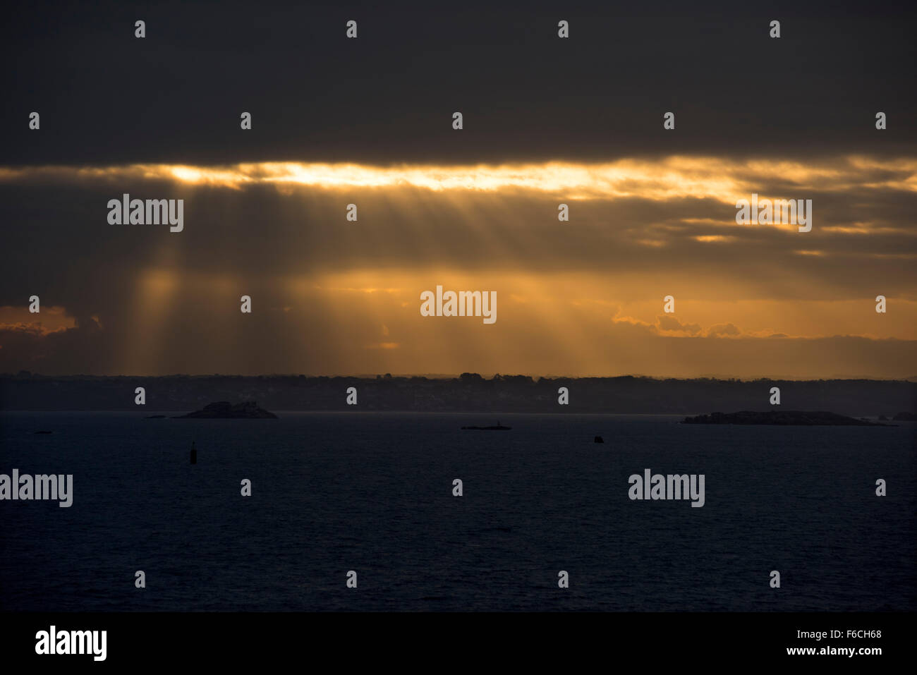 Sunrise al largo delle coste della Bretagna, Francia. Ott 2015 Alba al largo di Roscoff da poppa di Roscoff a Plymouth Ferry Foto Stock