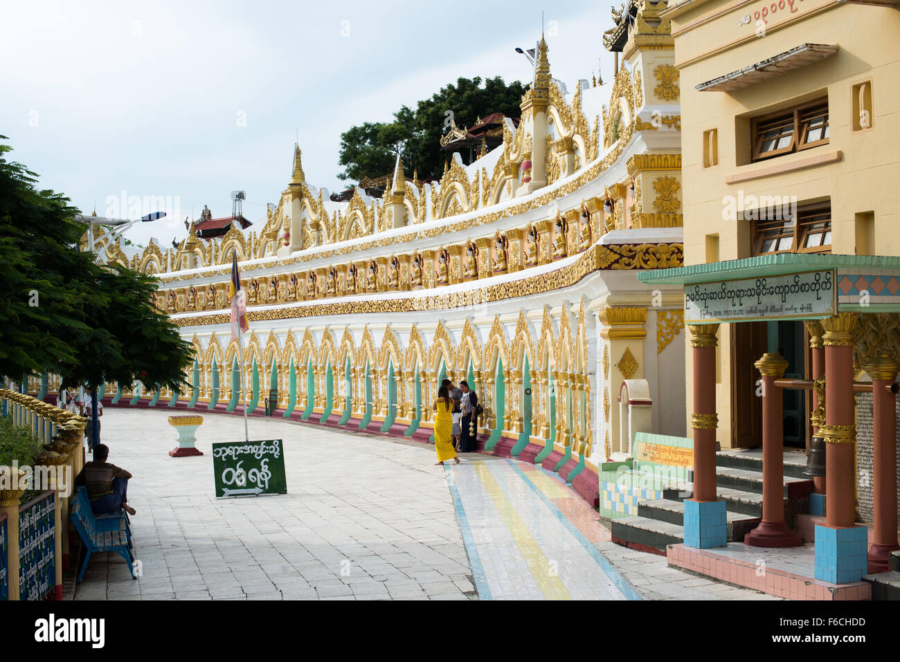U min Thonze Pagoda statue di Buddha Sagaing Myanmar // SAGAING, Myanmar - gli archi d'ingresso decorati della Pagoda di U min Thonze (nota anche come Pagoda OoHminThoneSel) conducono al colonnato principale curvo che ospita 45 statue uniche di Buddha. La pagoda, originariamente fondata dal re Tarabya i tra il 1327-1335 e ricostruita nel 1847 in seguito ai danni del terremoto, presenta un caratteristico design a forma di mezzaluna costruito nella collina di Sagaing. Il nome della struttura si traduce in "Thirty Caves Pagoda", riferendosi ai suoi 30 cancelli d'ingresso ornati, sebbene in realtà contenga 45 immagini di Buddha che rappresentano l'anno 45 Foto Stock