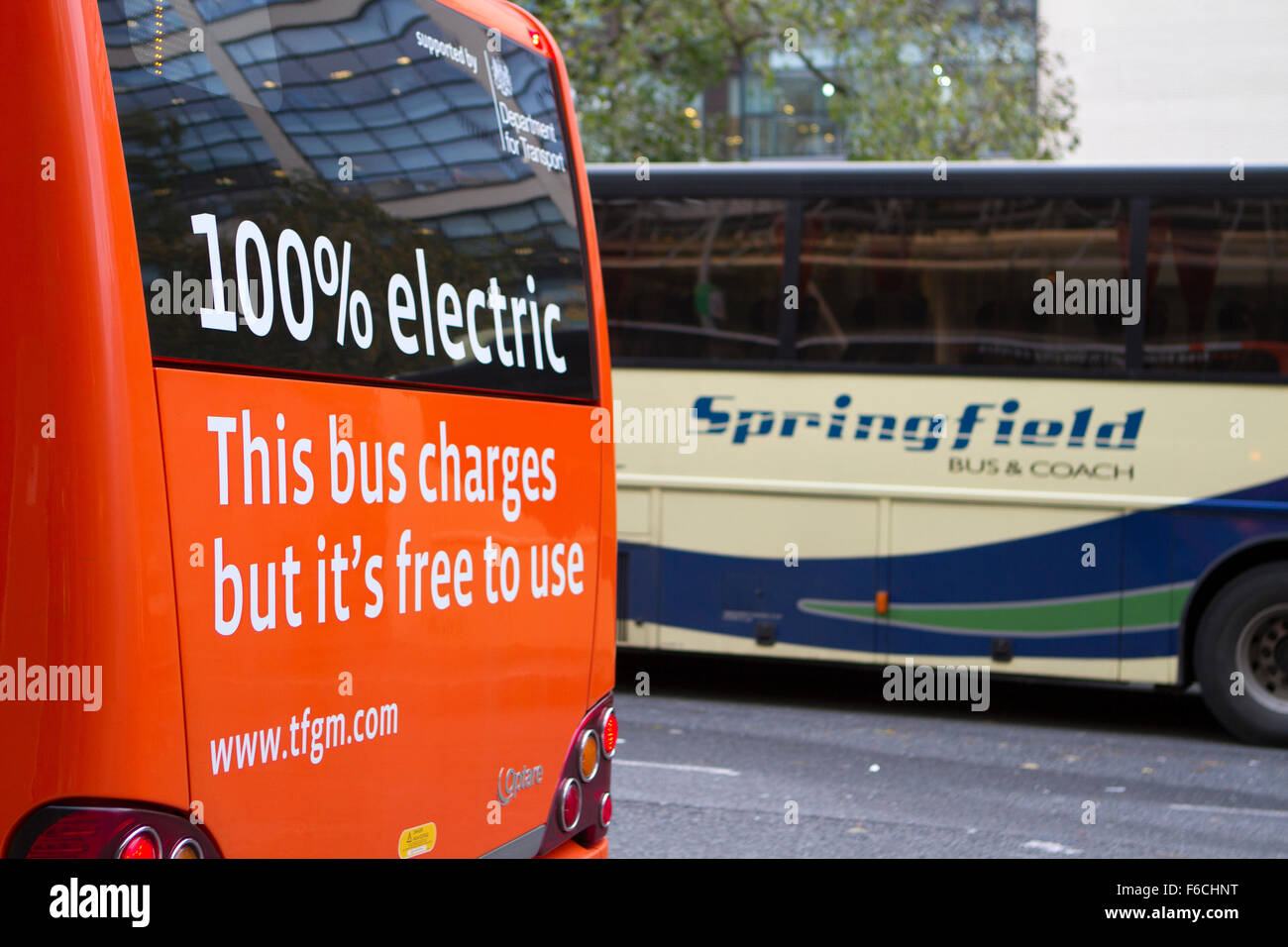Un motore elettrico di attesa bus a Manchester Piccadilly la stazione ferroviaria per raccogliere i passeggeri Foto Stock