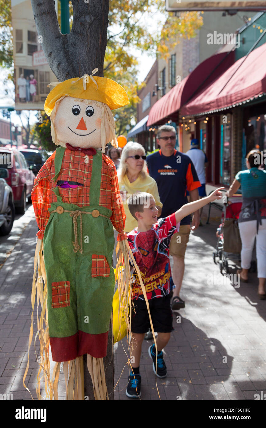 Arvada, Colorado - Il Festival di Scarecrows, una caduta festival in Olde Town Arvada. Foto Stock