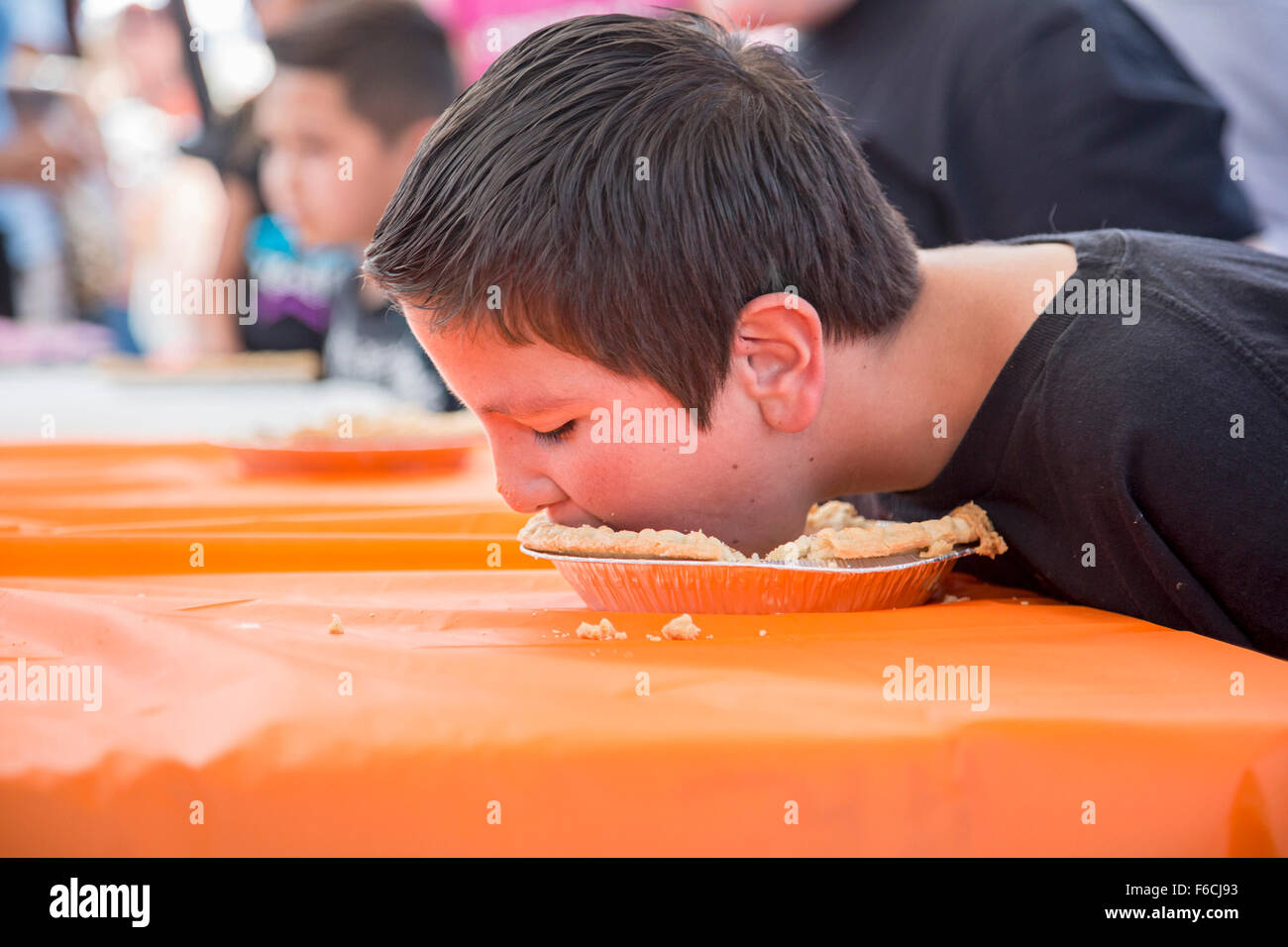 Arvada, Colorado - una torta mangiare concorso presso il Festival di Scarecrows, una caduta festival in Olde Town Arvada. Foto Stock