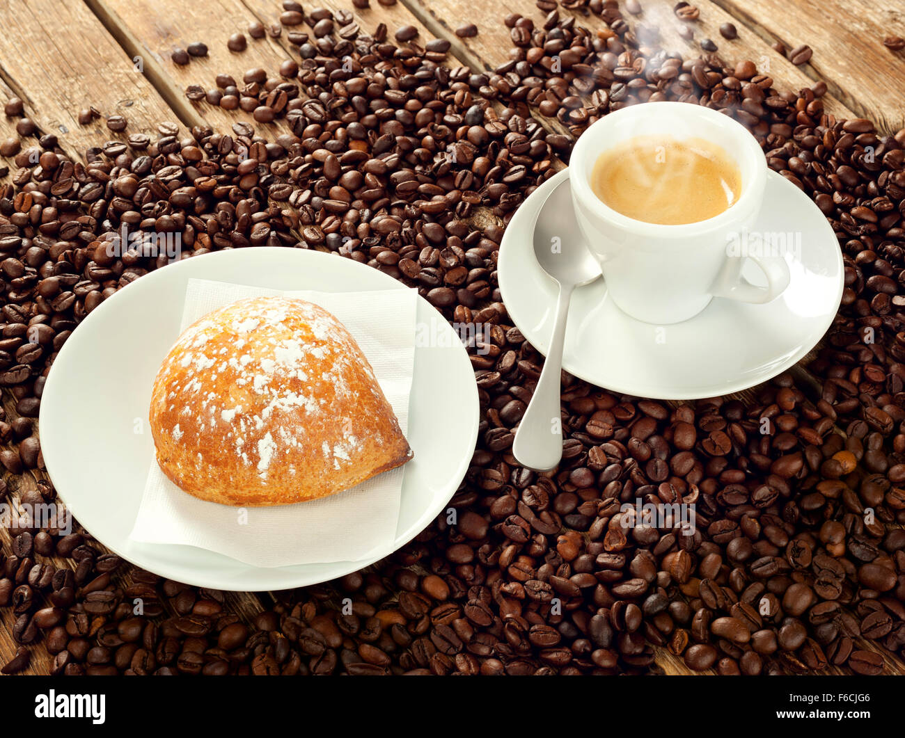 Napoletano di una sfogliatella frolla con tazza di caffè espresso Foto Stock