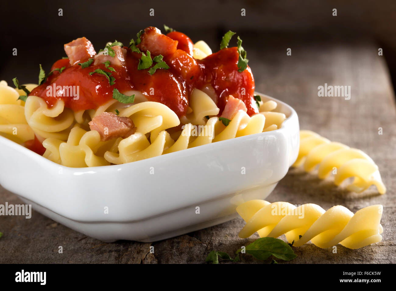 Spirale cotta la pasta con il sugo di carne nella terrina bianco Foto Stock