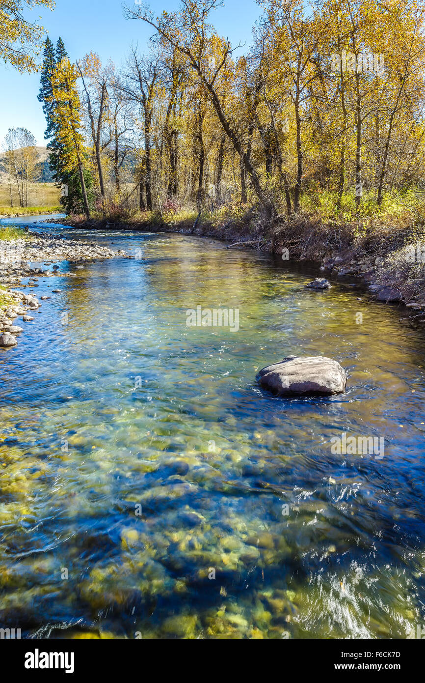 A ovest di Boulder, fiume che attraversa la città di McLeod, Montana Foto Stock