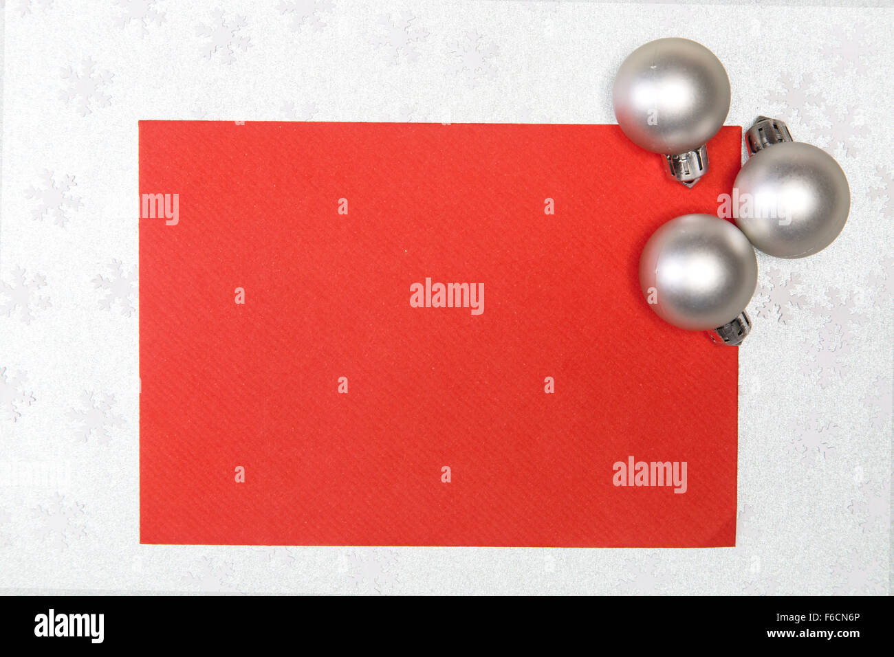 Scheda con le palle di Natale di argento fiocchi di neve sullo sfondo Foto Stock
