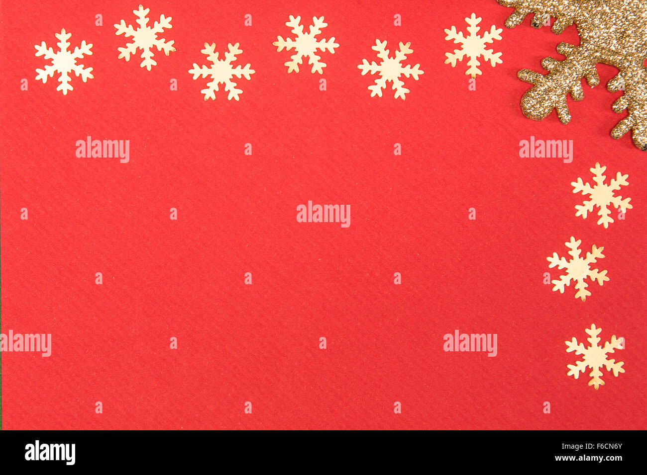 Scheda di Natale con il simbolo del fiocco di neve d'oro su sfondo rosso Foto Stock
