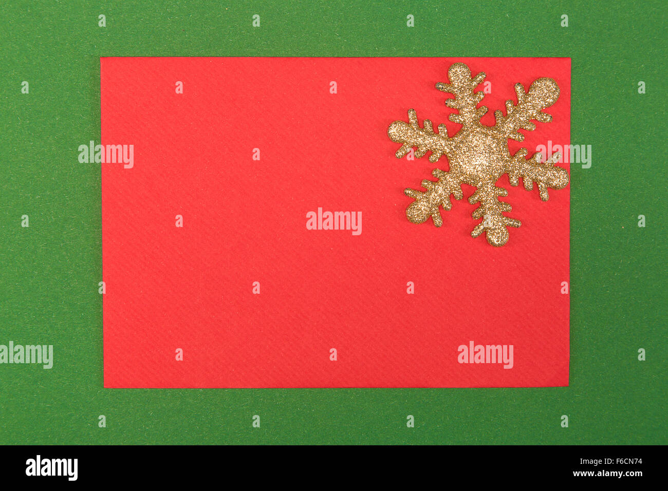 Scheda di Natale con il simbolo del fiocco di neve d'oro su sfondo verde Foto Stock
