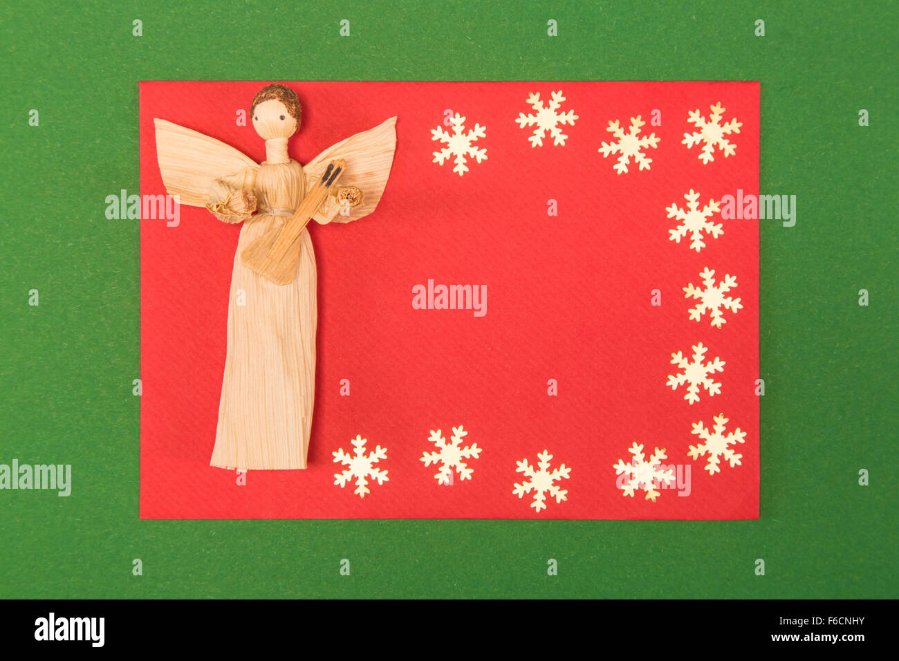Scheda di natale con angelo fiocco di neve su sfondo verde Foto Stock