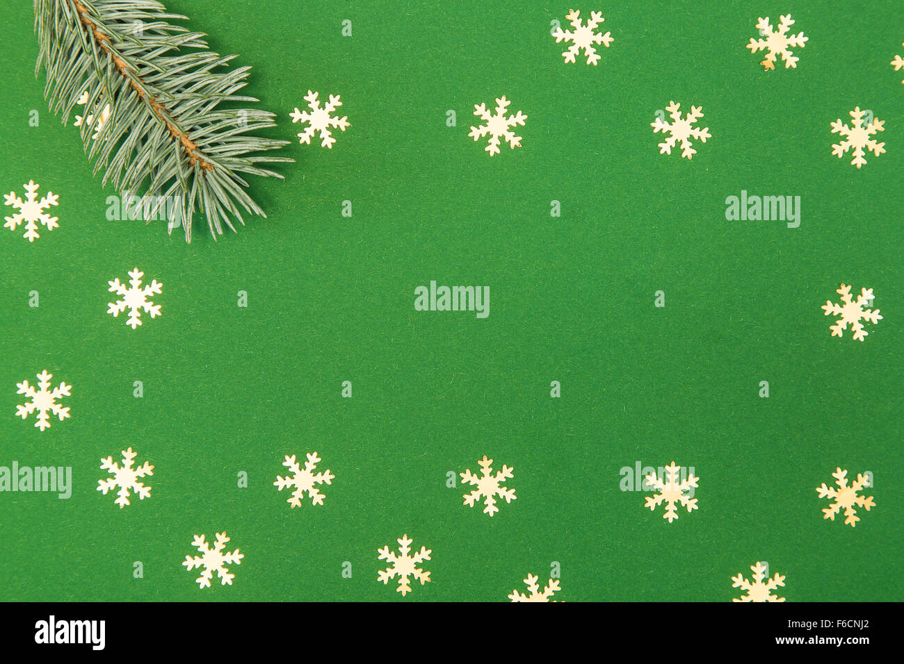 Scheda di Natale con l'abete e il simbolo del fiocco di neve su sfondo verde Foto Stock