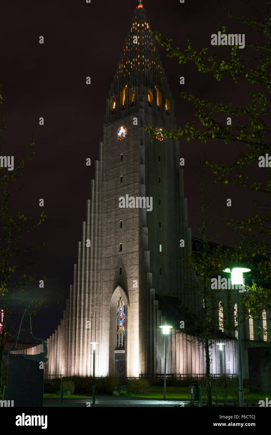 Tempo di notte vista della famosa Chiesa Hallgrimskirkja a Reykjavik, Islanda. Foto Stock