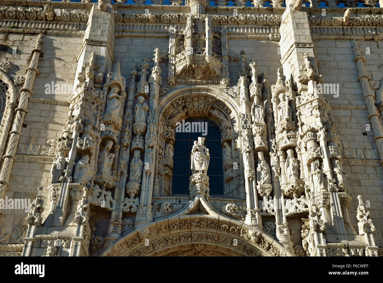 Il Monastero di Geronimo - Mosteiro da Santa Maria de Belém - situato nel quartiere Belem di Lisbona. Il portale del sud. Il Portogallo. Foto Stock