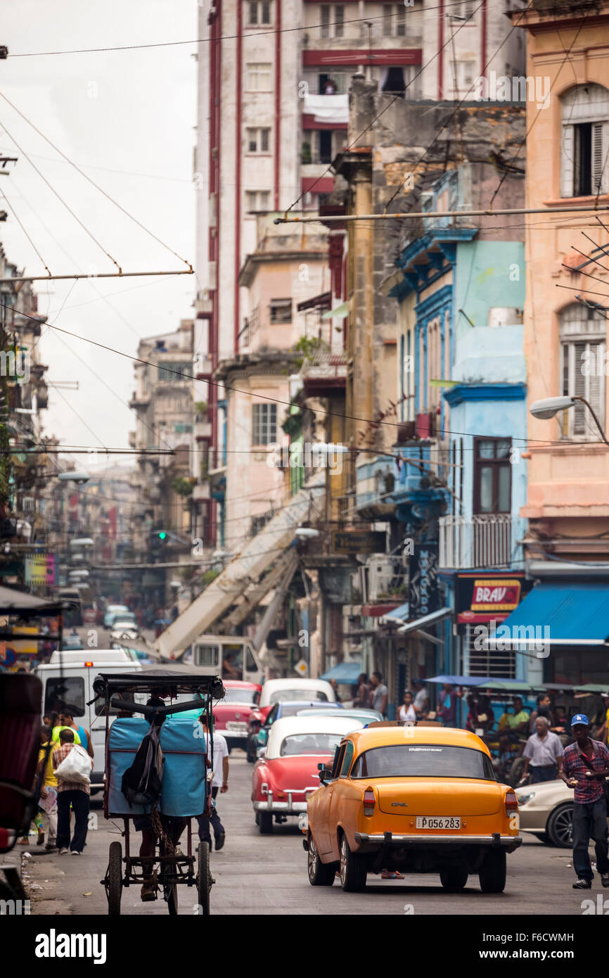Oldtimer nelle strade, old American road cruiser sulle strade di l'Avana, Taxi, La Habana, Havana, Cuba, Nord America, Foto Stock