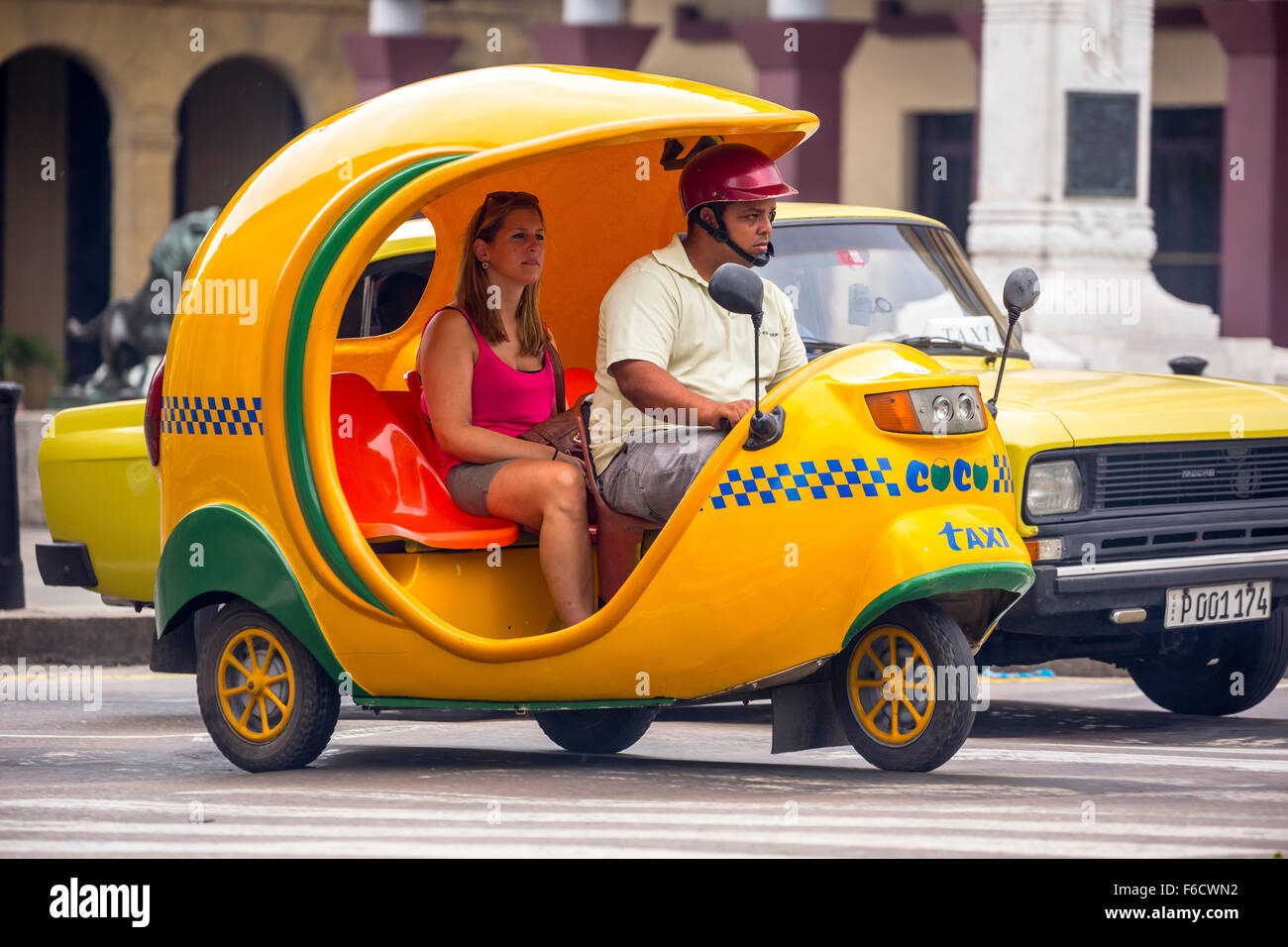 Cocotaxi, oviform taxi su Havana vie, corpo in plastica, La Habana, Havana, La Habana, Cuba, Cuba, Nord America, Caraibi Foto Stock