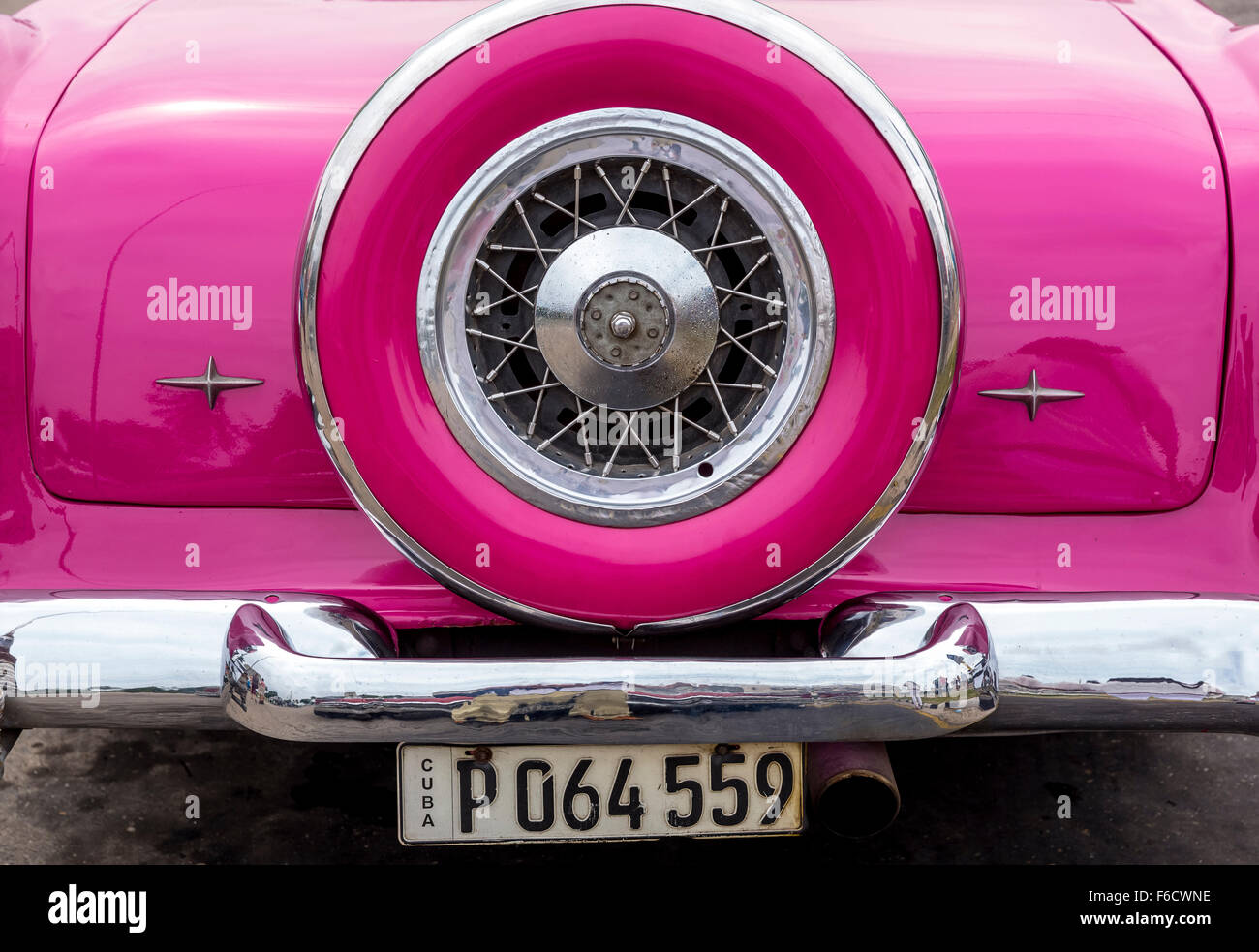 La ruota di scorta, scarico, ruote a raggi, rosa taxi cabriolet convertibile, classic car nelle strade, old American road cruiser Foto Stock