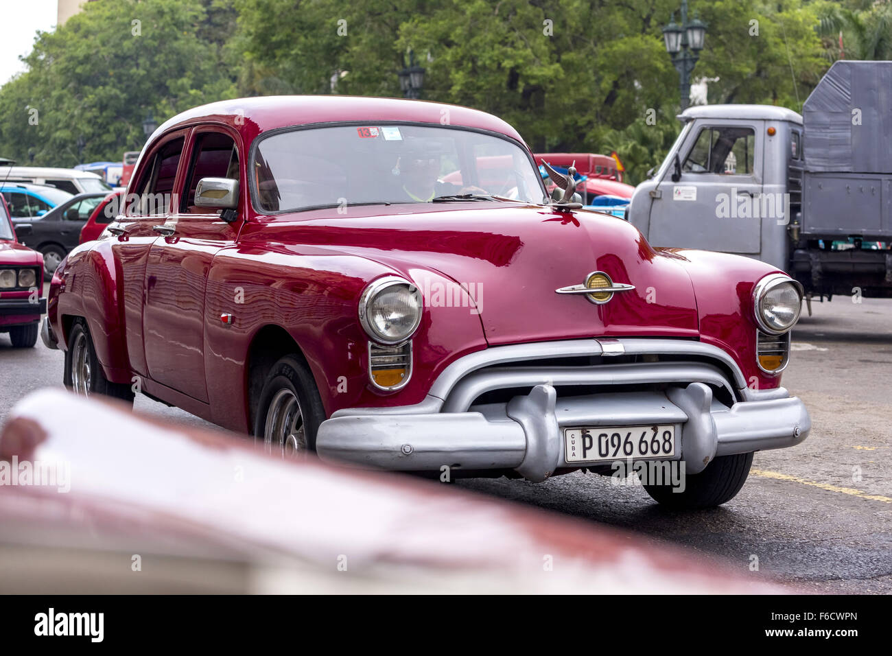 Rosso auto d'epoca nella scena di strada, old American road cruiser sulle strade di l'Avana, Taxi, Havana, Cuba, la Repubblica di Cuba, Foto Stock
