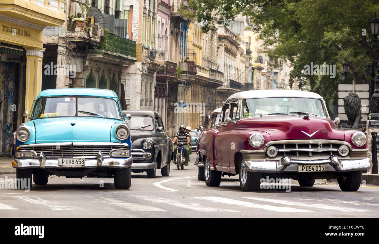 Il turchese vintage in strade, rosa vintage, zebra crossing, old American road cruiser sulle strade di l'Avana, Taxi Foto Stock
