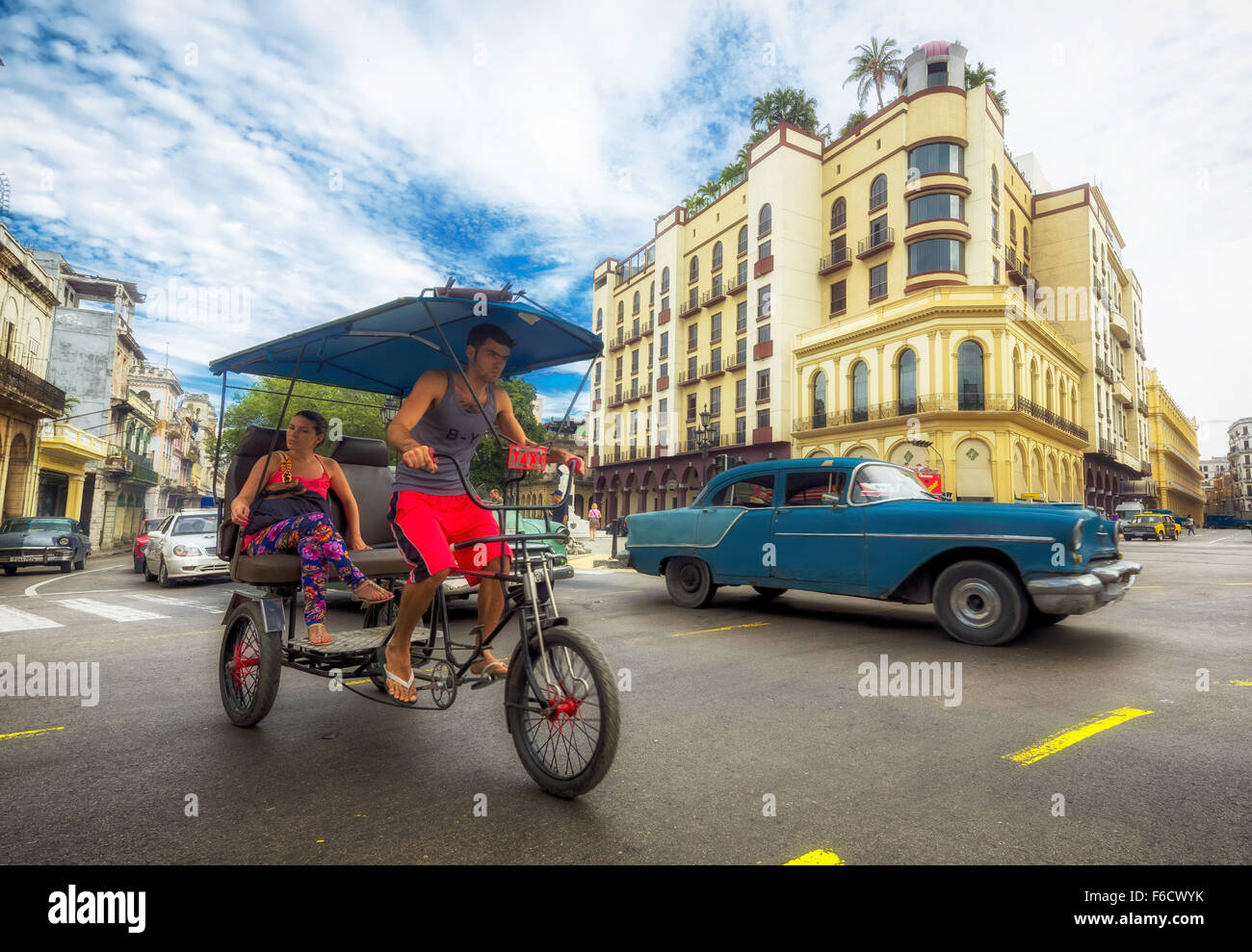 Oldtimer nelle vie, pedicab, persone taxi sulla strada incrocio vicino al Hotel Telegrafo, La Habana, Havana Foto Stock