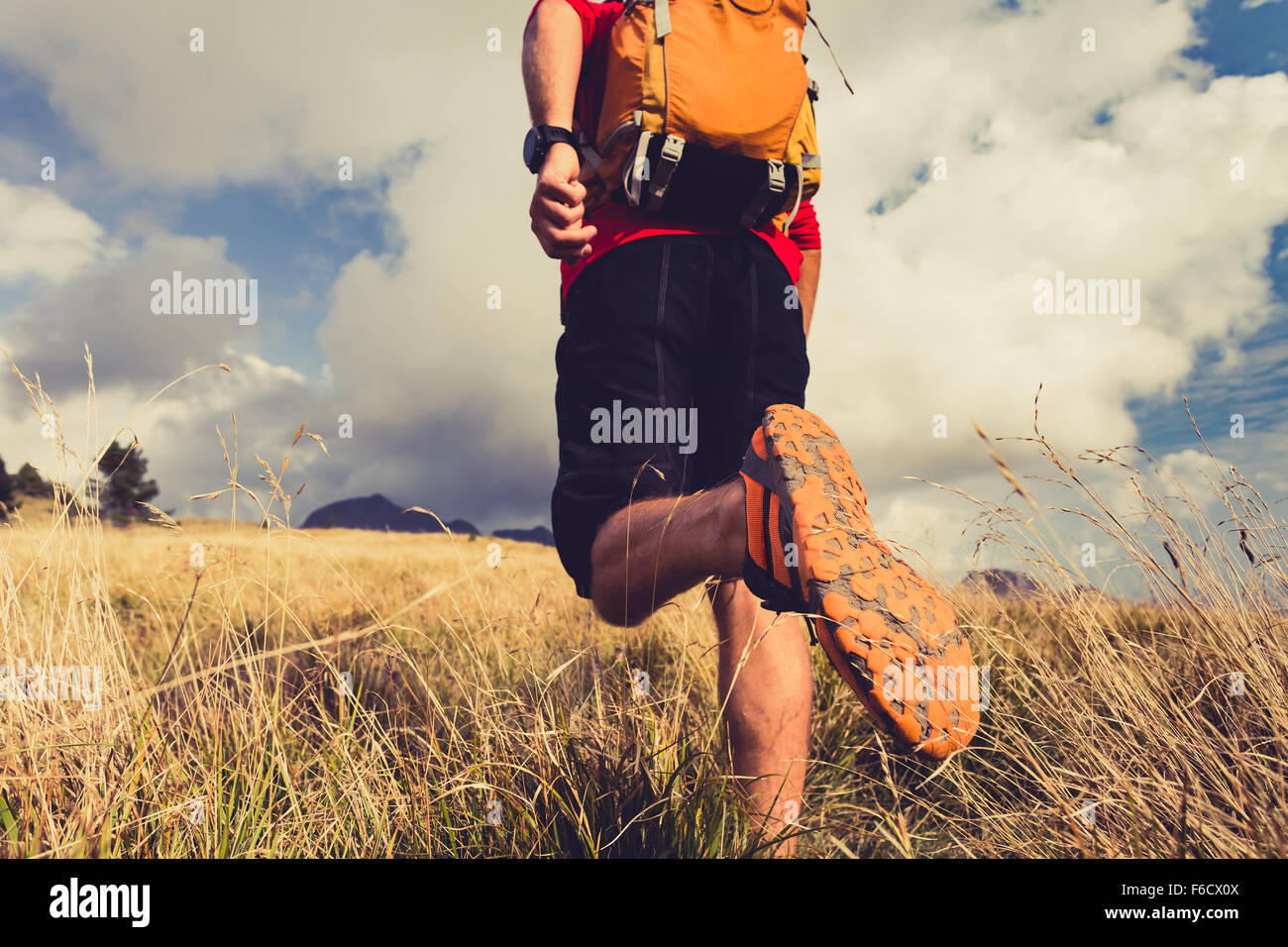 Escursionismo uomo, backpacker, scalatore o trail runner in montagne guardando il bellissimo paesaggio ispiratore vista. Fitness e guarire Foto Stock