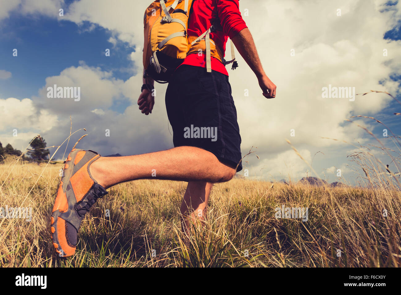 Escursionismo uomo, backpacker, scalatore o trail runner in montagne guardando il bellissimo paesaggio ispiratore vista. Fitness e guarire Foto Stock