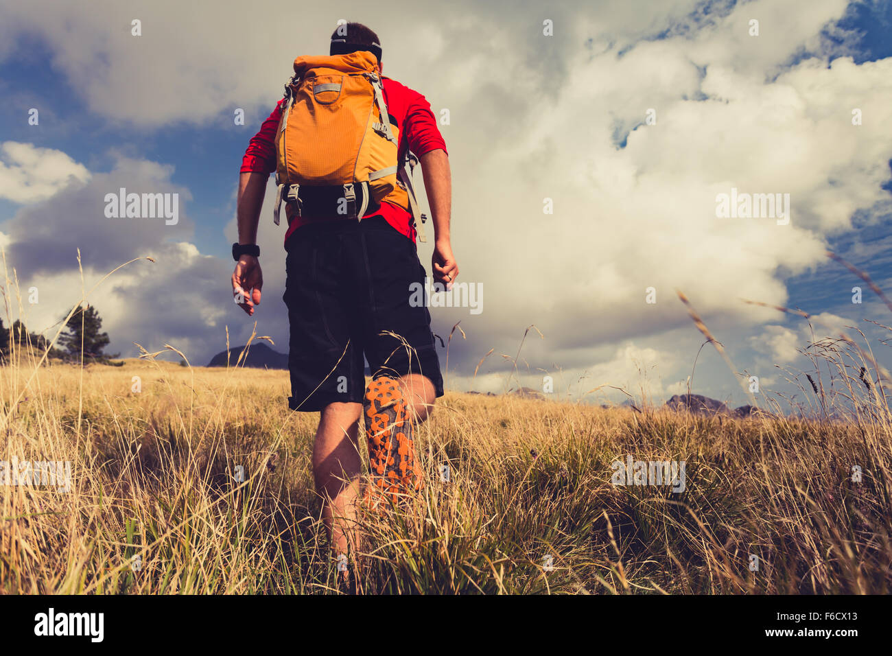 Escursionismo uomo, backpacker, scalatore o trail runner in montagne guardando il bellissimo paesaggio ispiratore vista. Fitness e guarire Foto Stock