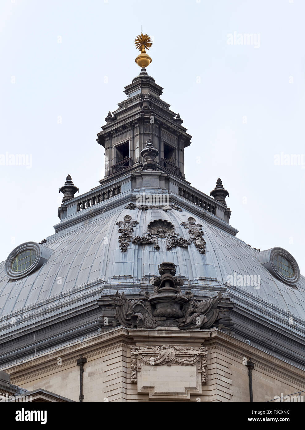 Simmetria in architettura. Il tetto di un edificio storico nel cuore di London è simmetrico attorno all'asse del suo intricato tetto Foto Stock