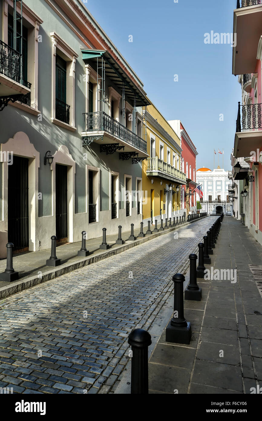 Colorato stile coloniale spagnolo di facciate e La Fortaleza (Residenza del Governatore), Fortaleza Street, Old San Juan, Puerto Rico Foto Stock