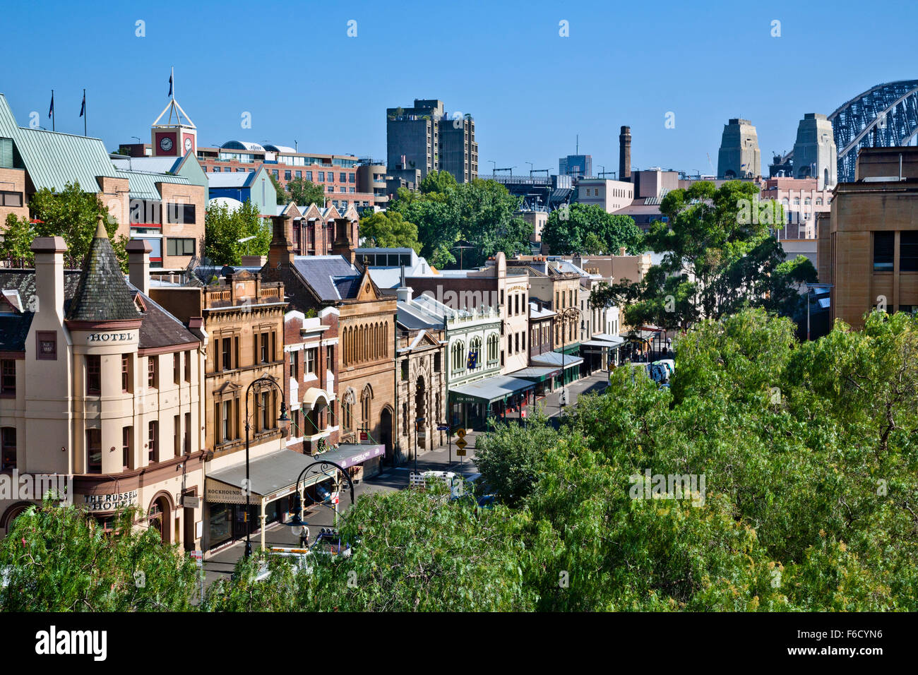 Australia, NSW, Sydney, rocce, vista su George Street sopra i tetti di Sydney il più antico quartiere coloniale Foto Stock
