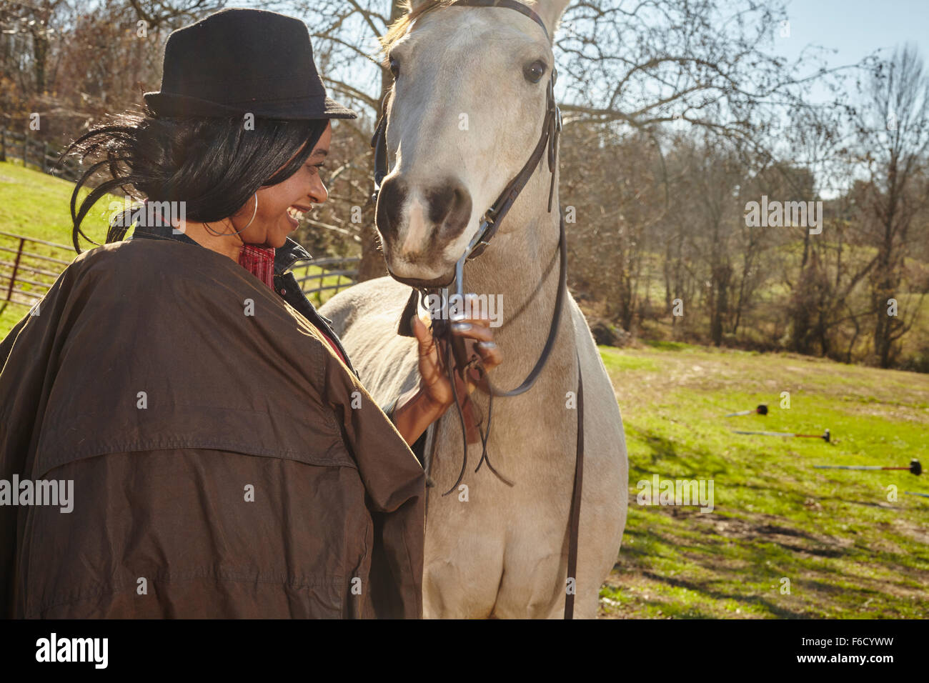 African American donna con cavallo Foto Stock