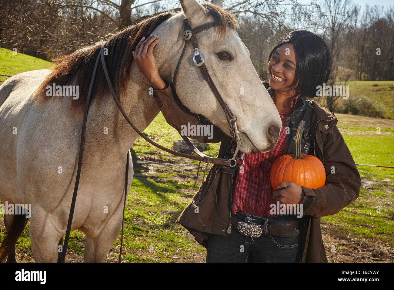 Donna nera con un cavallo in autunno Foto Stock