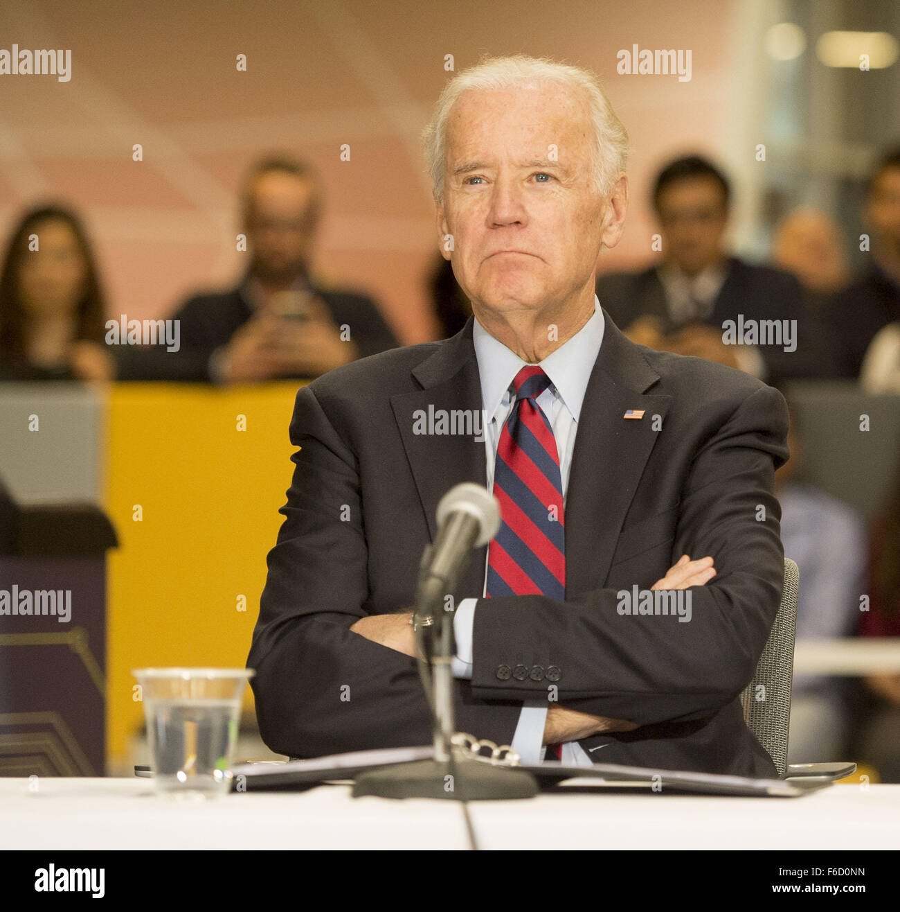 Los Angeles, California, USA. Xvi Nov, 2015. Vice presidente Joe Biden ascolta come circa 2 dozzina di invitati alla tavola rotonda ha preso trasforma presentandosi come le ha parlato di loro in stato di insolvenza presso il Los Angeles CleanTech incubatore progetto ora alloggiato un il LA Kretz Campus Innovazione nel quartiere delle Arti a sud de la downtown e Civic Centre. Credito: ZUMA Press, Inc./Alamy Live News Foto Stock