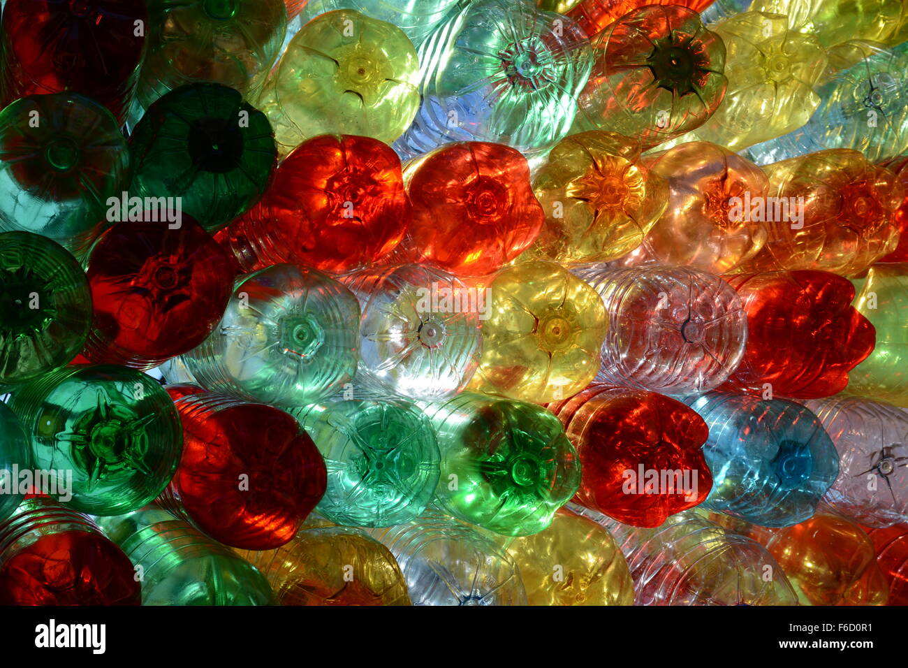 Rosso verde giallo blu chiaro plast bottiglie con la luce che brilla attraverso Foto Stock