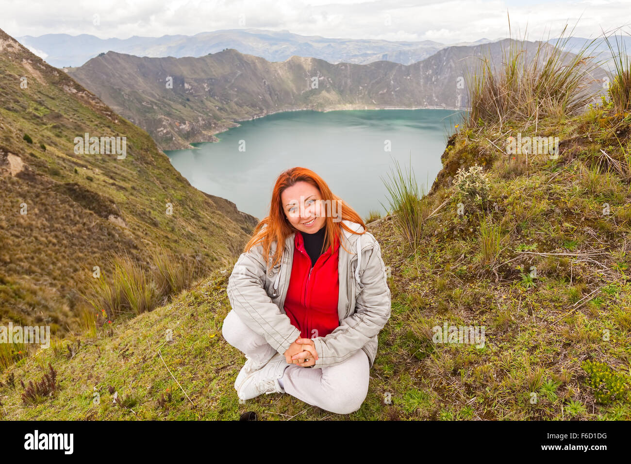 Turismo europeo in appoggio sul Lago di Quilotoa, Ecuador Foto Stock