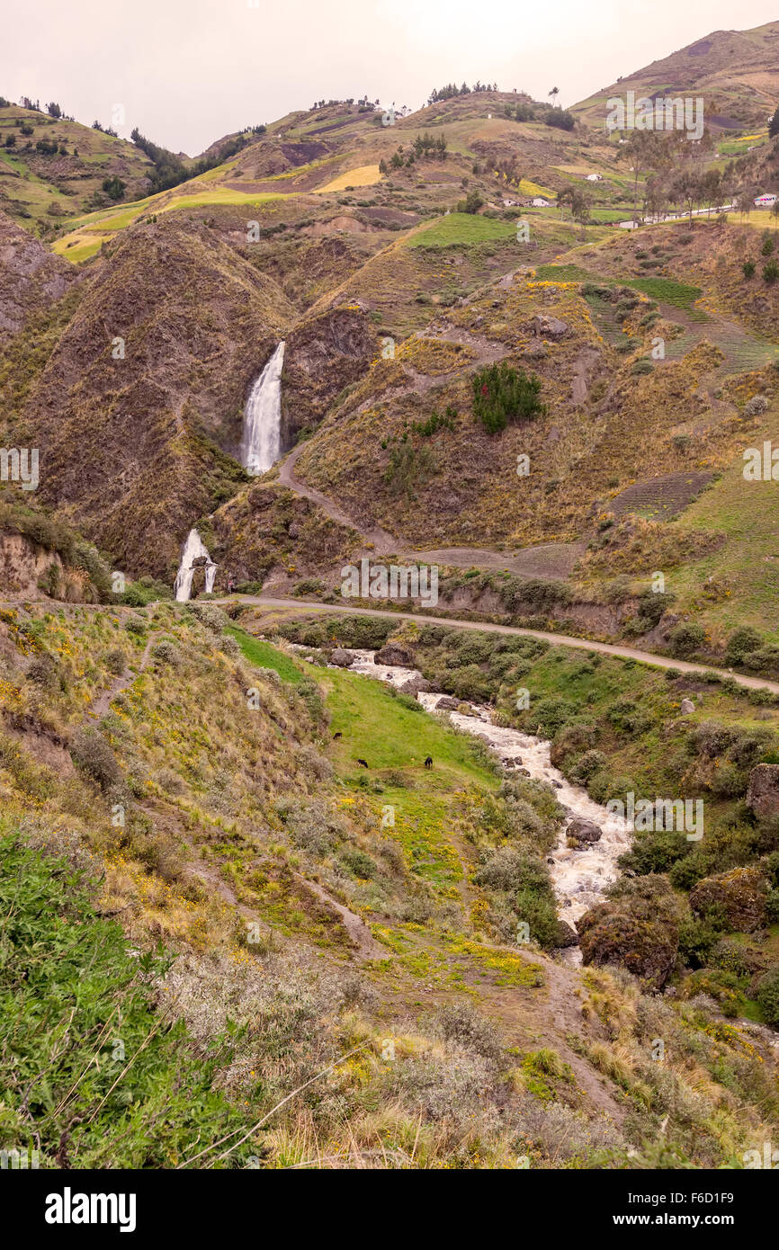 Santa Rosa cascata in prossimità di un villaggio indigeno, Ecuador, Sud America Foto Stock