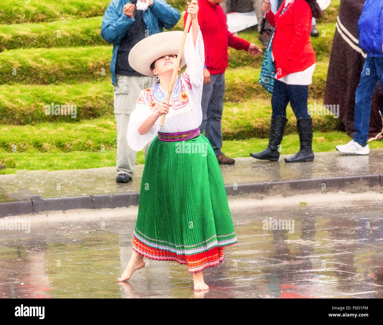 Ingapirca, Ecuador - 20 Giugno 2015: Unidentified donna indigena in costume tradizionale celebrando Inti Raymi Foto Stock