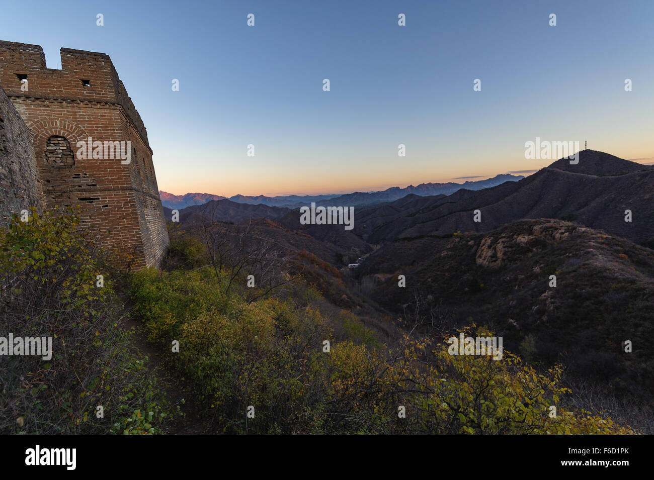La Grande Muraglia della Cina presso la sezione Jinshanling. Questa è stata presa la mattina presto come il sole era risalita oltre la cresta. Foto Stock