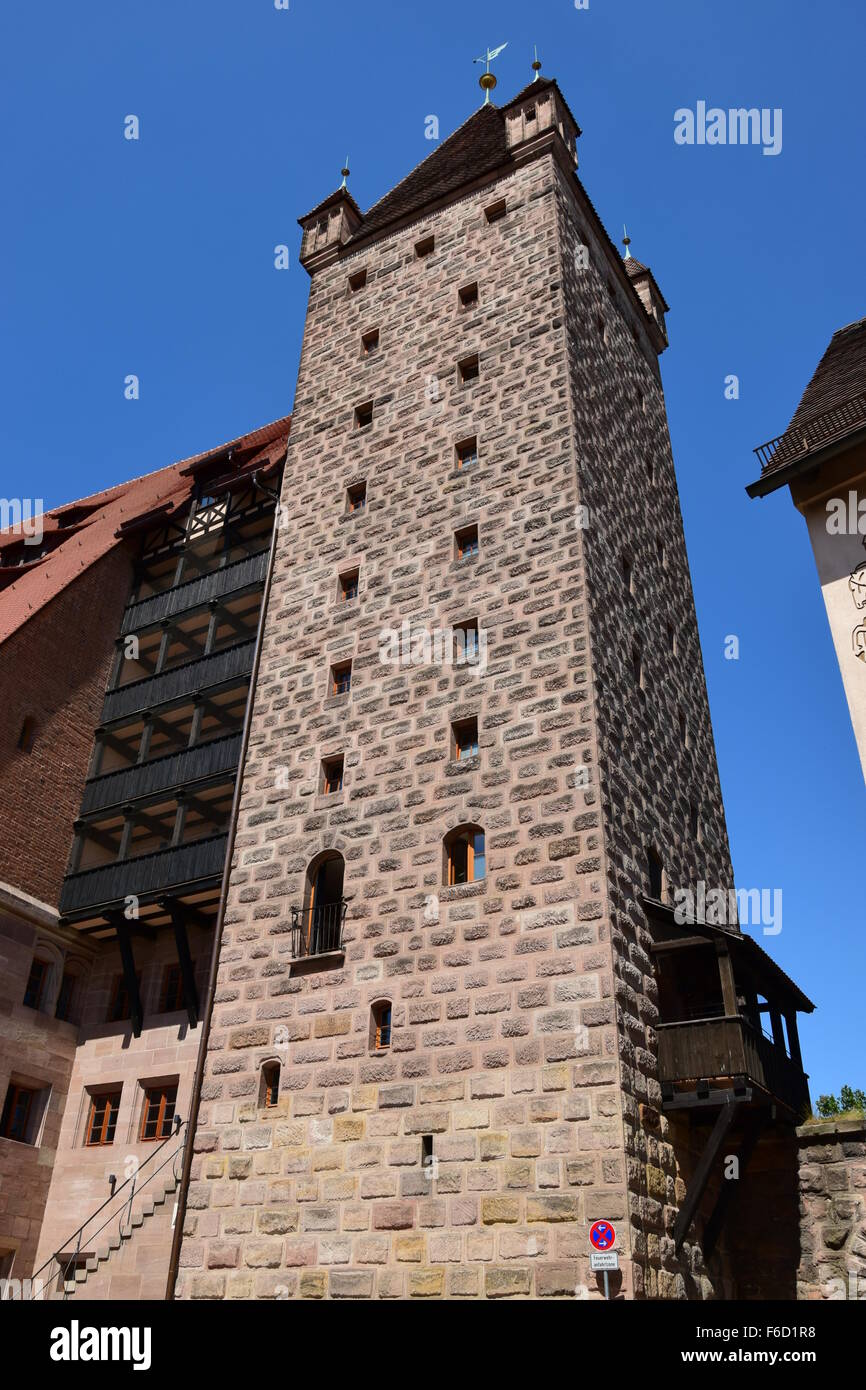 Una storica torre del castello imperiale (Kaiserburg) di Norimberga (Nürnberg), in Baviera, regione Media Franconia, sud della Germania Foto Stock