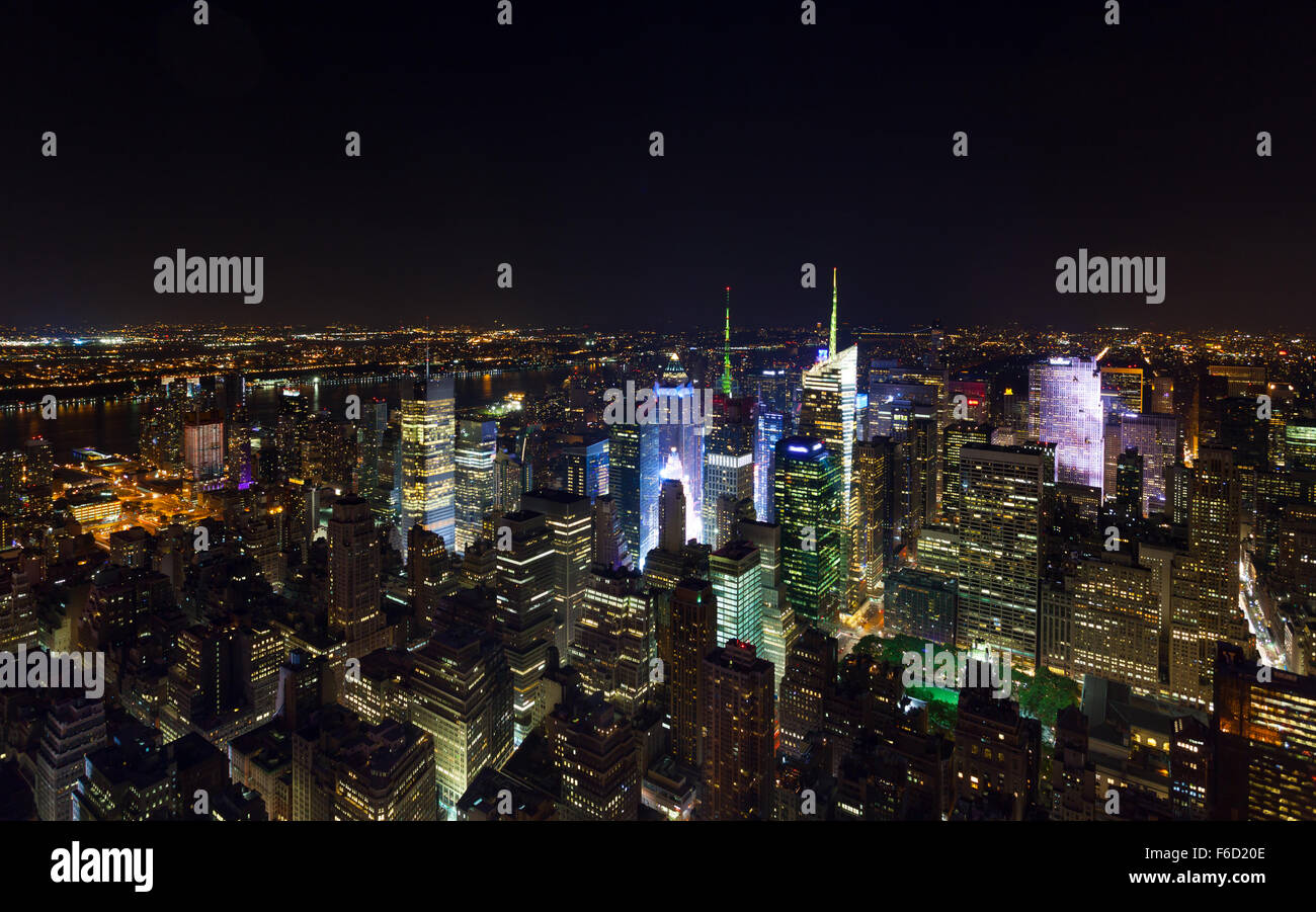 Times Square panorama vista aerea di notte con office la costruzione di grattacieli. Manhattan, New York City. Foto Stock