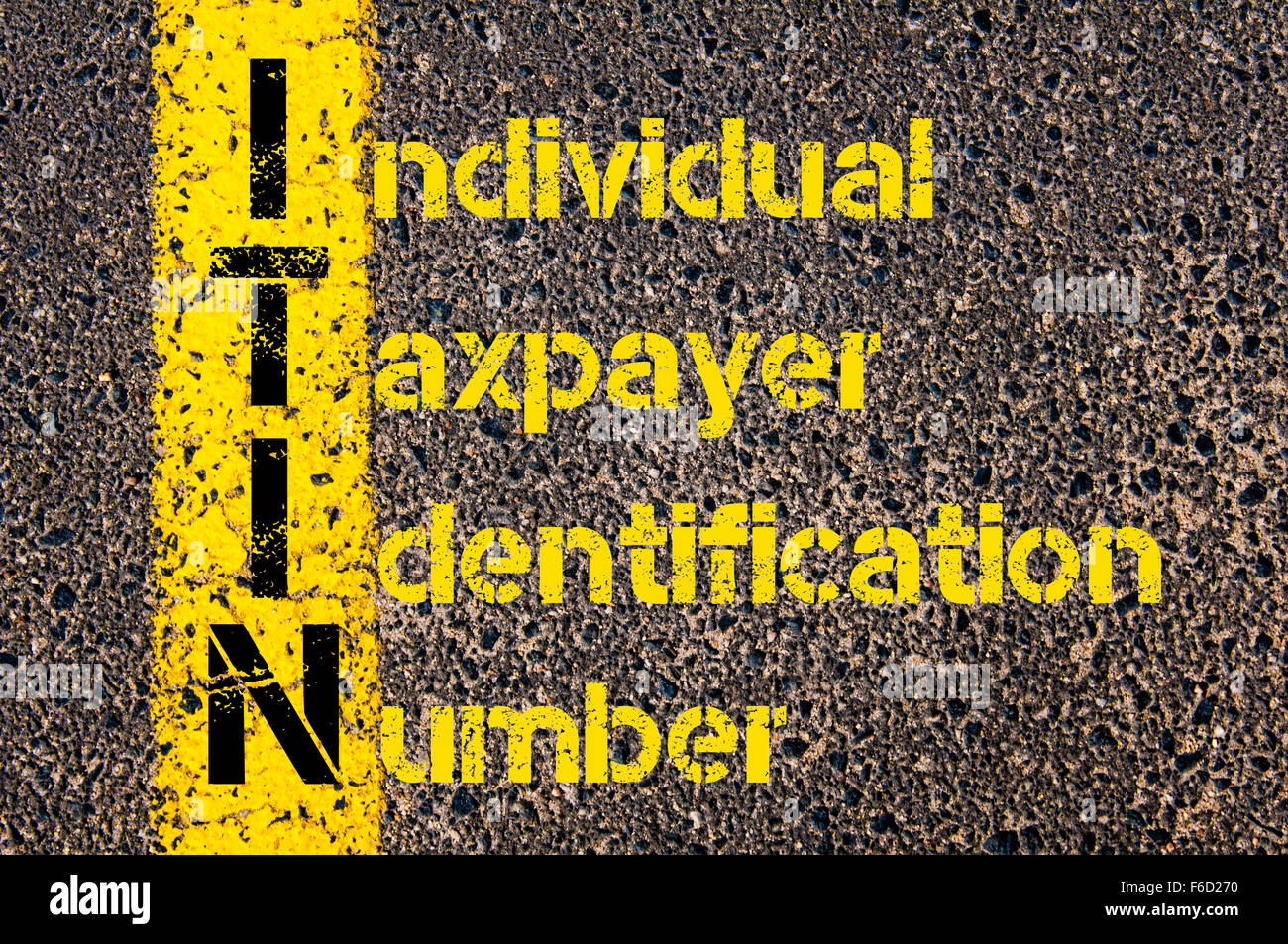 Concetto di immagine del Business acronimo ITIN come singolo contribuente Numero di identificazione scritto oltre la segnaletica stradale vernice gialla linea. Foto Stock