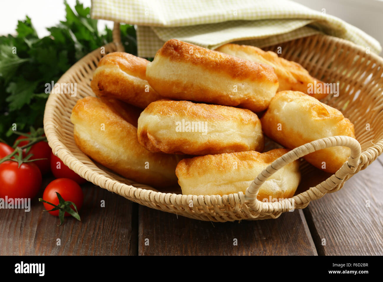 Fritte fatte in casa Torte con patate, stile rustico Foto Stock