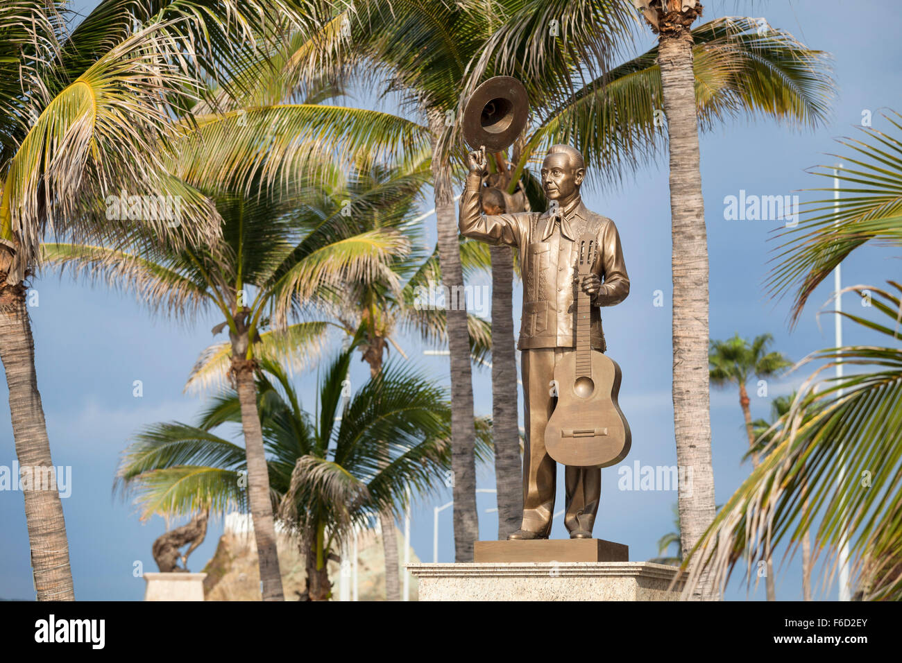 Statua in onore di Don Ferrrusquilla, attore messicano famoso musicista e compositore, sul lungomare di Mazatlan, Sinaloa, Messico. Foto Stock