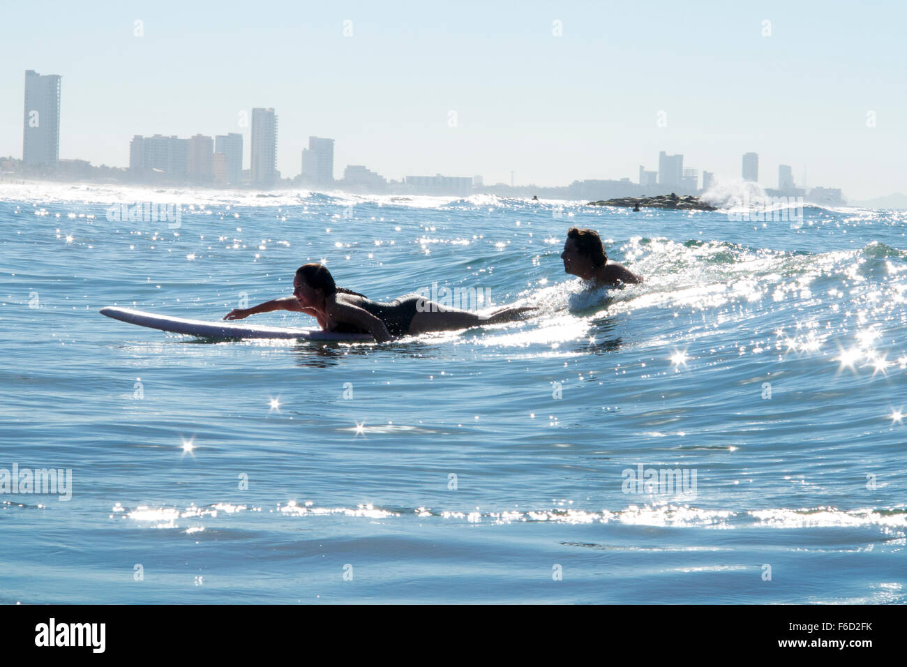 Lezione di Surf su Playa Brujas in Mazatlan, Sinaloa, Messico. Foto Stock