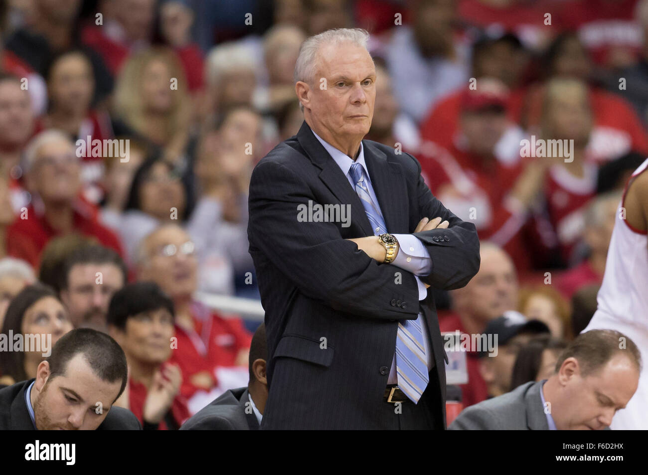 Madison, WI, Stati Uniti d'America. Xv Nov, 2015. Bo Ryan si affaccia su durante il NCAA gioco di basket tra Siena Santi e il Wisconsin Badgers a Kohl Center a Madison, WI. Wisconsin sconfitto Siena 92   65. John Fisher/CSM/Alamy Live News Foto Stock