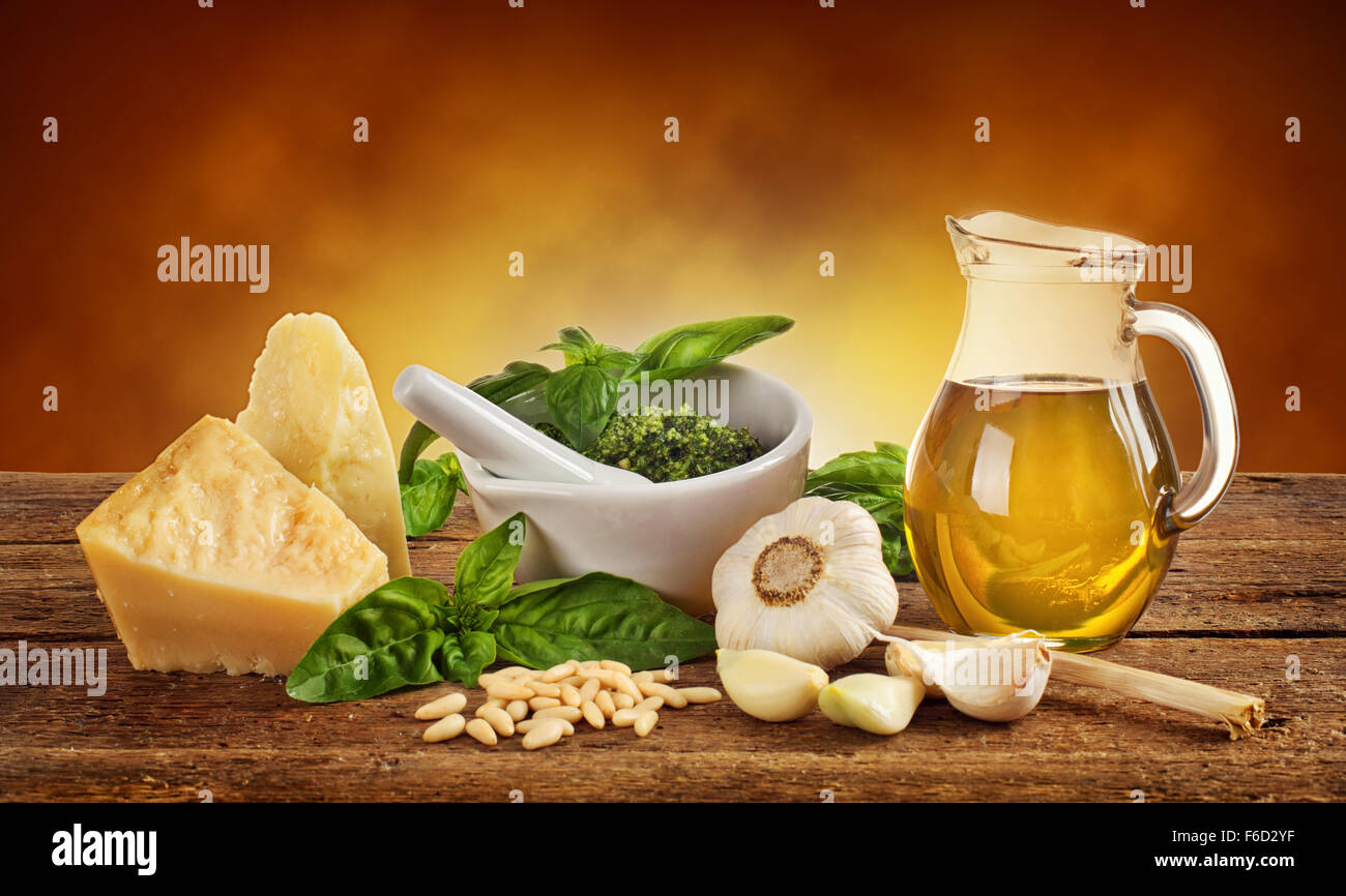 Pesto genovese Ingredienti sul tavolo di legno Foto Stock