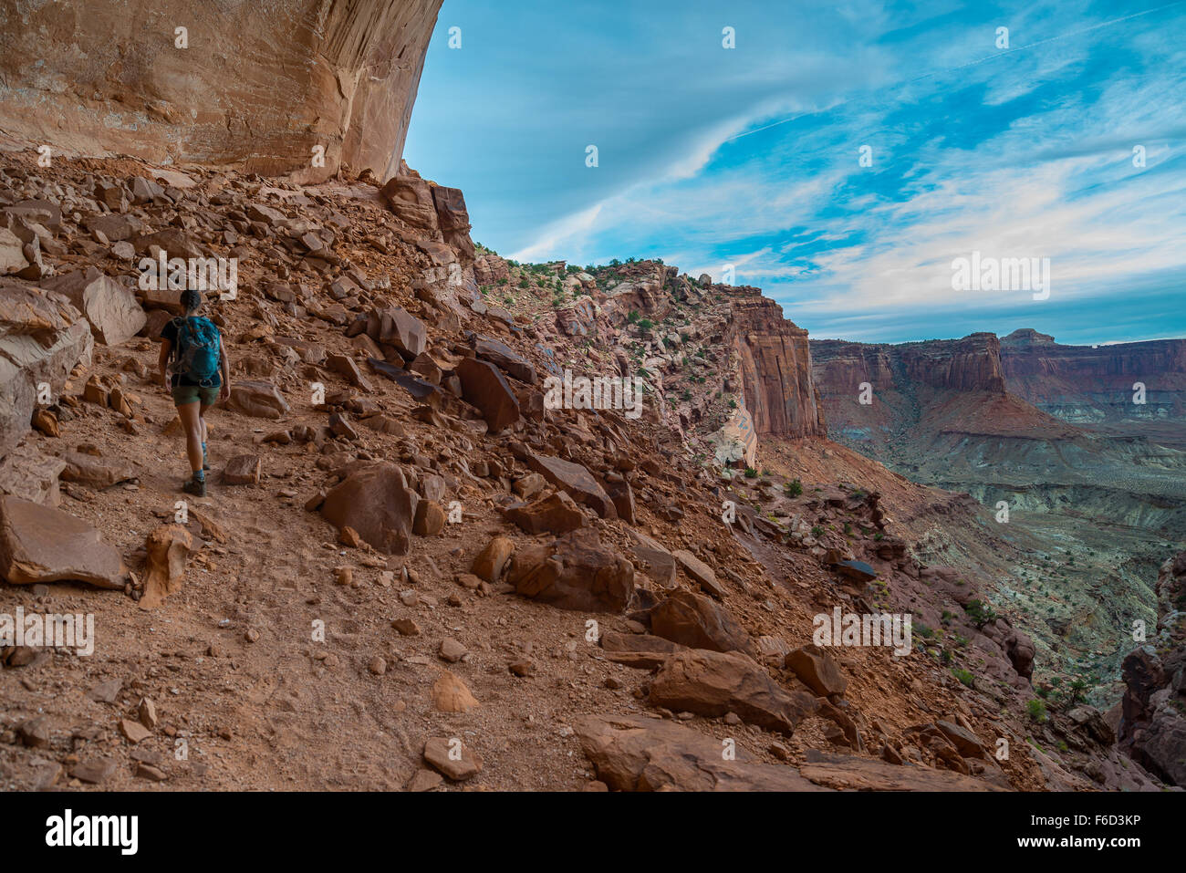 Backpacker Escursionismo False Kiva Trail Island in the Sky, il Parco Nazionale di Canyonlands, Utah Foto Stock