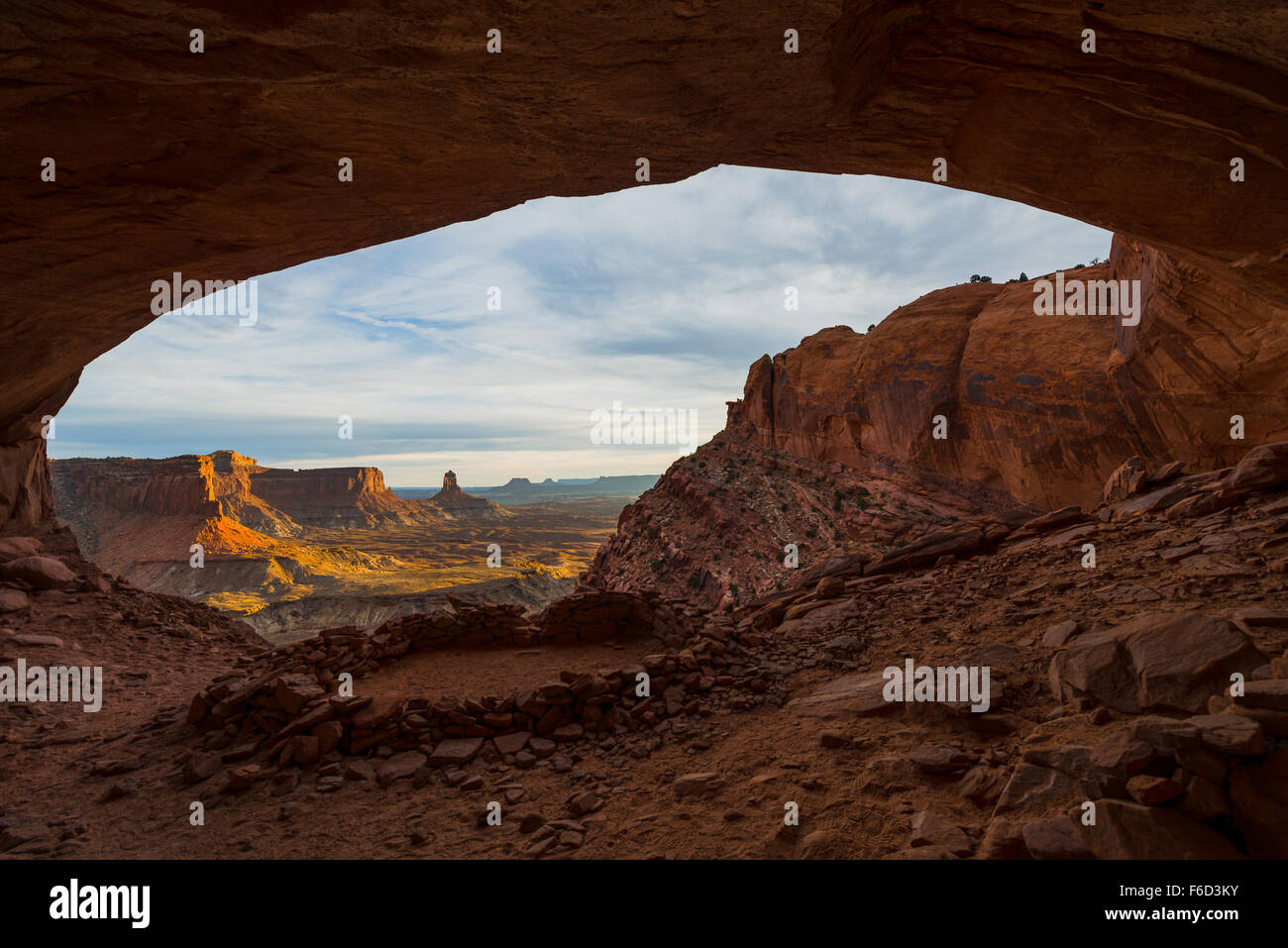 Bellissimo tramonto dorato di luce che cade verso il basso il canyon, vista dal falso kiva il Parco Nazionale di Canyonlands vicino a Moab Utah Regno Stat Foto Stock