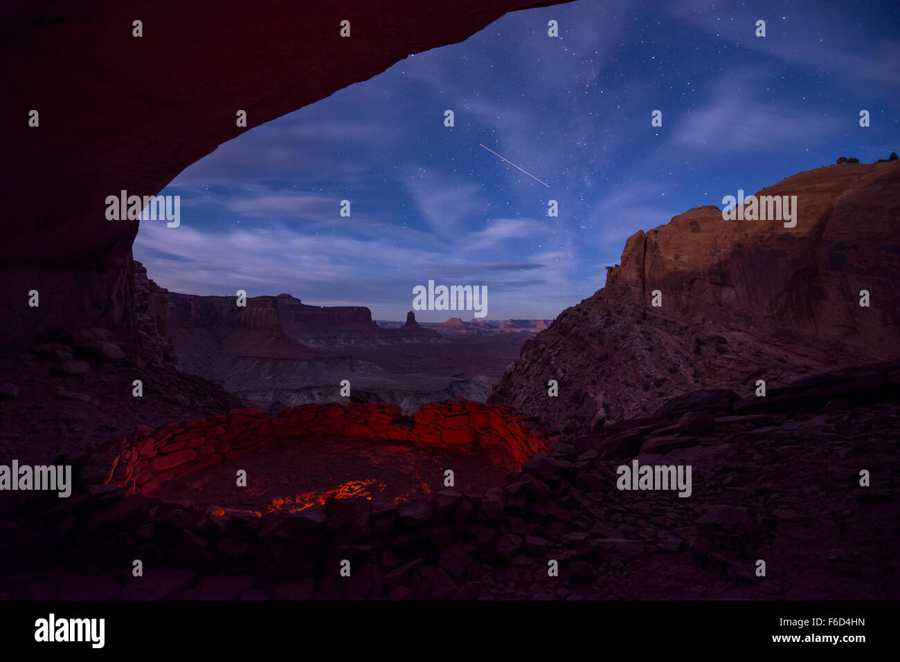 Falso kiva con la bellissima Via Lattea cielo stellato di notte il Parco Nazionale di Canyonlands Moab Utah paesaggio occidentale usa stati uniti Foto Stock
